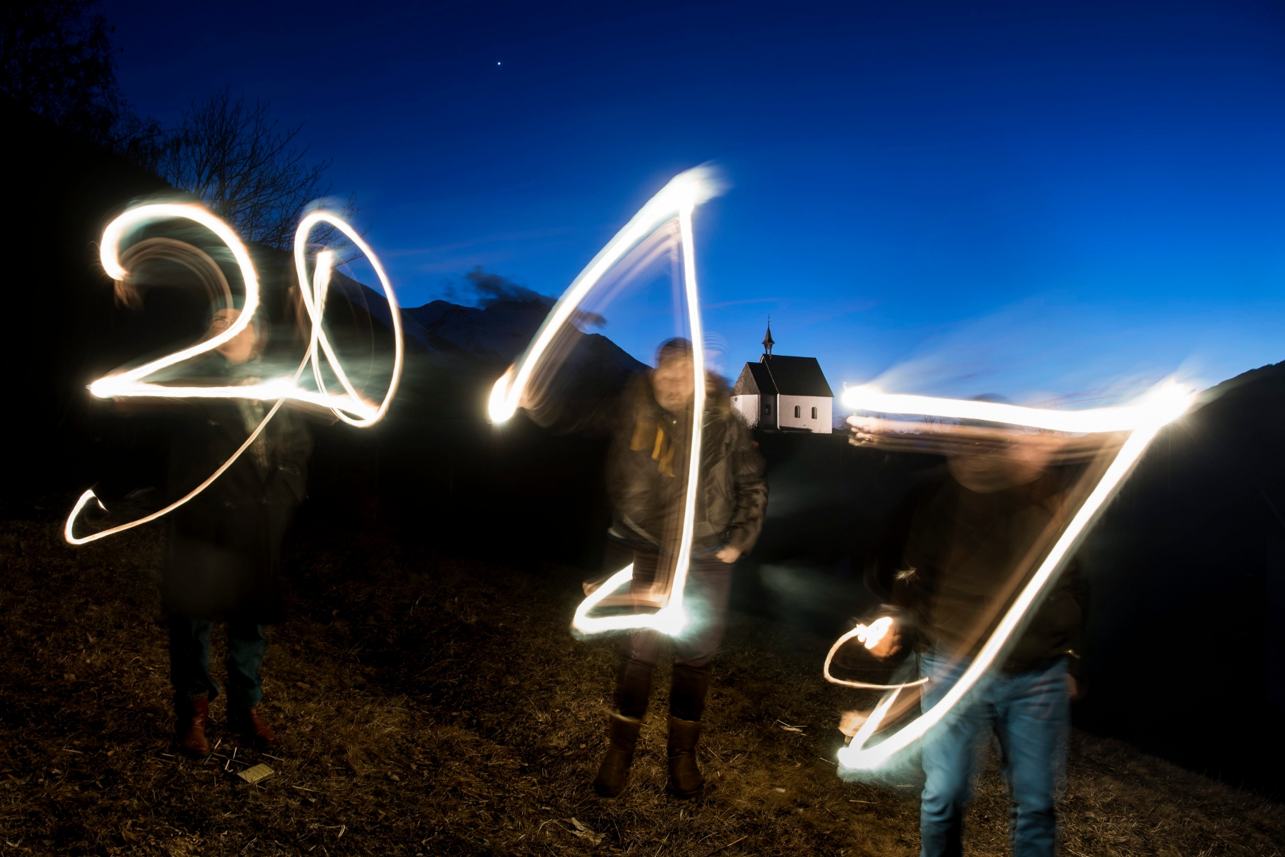 People draw the figure 2017 with a searchlight to practice for the New Year celebrations, in Muehlebach, Switzerland, late Monday, December 26, 2016. (KEYSTONE/Jean-Christophe Bott) SWITZERLAND NEW YEAR 2017