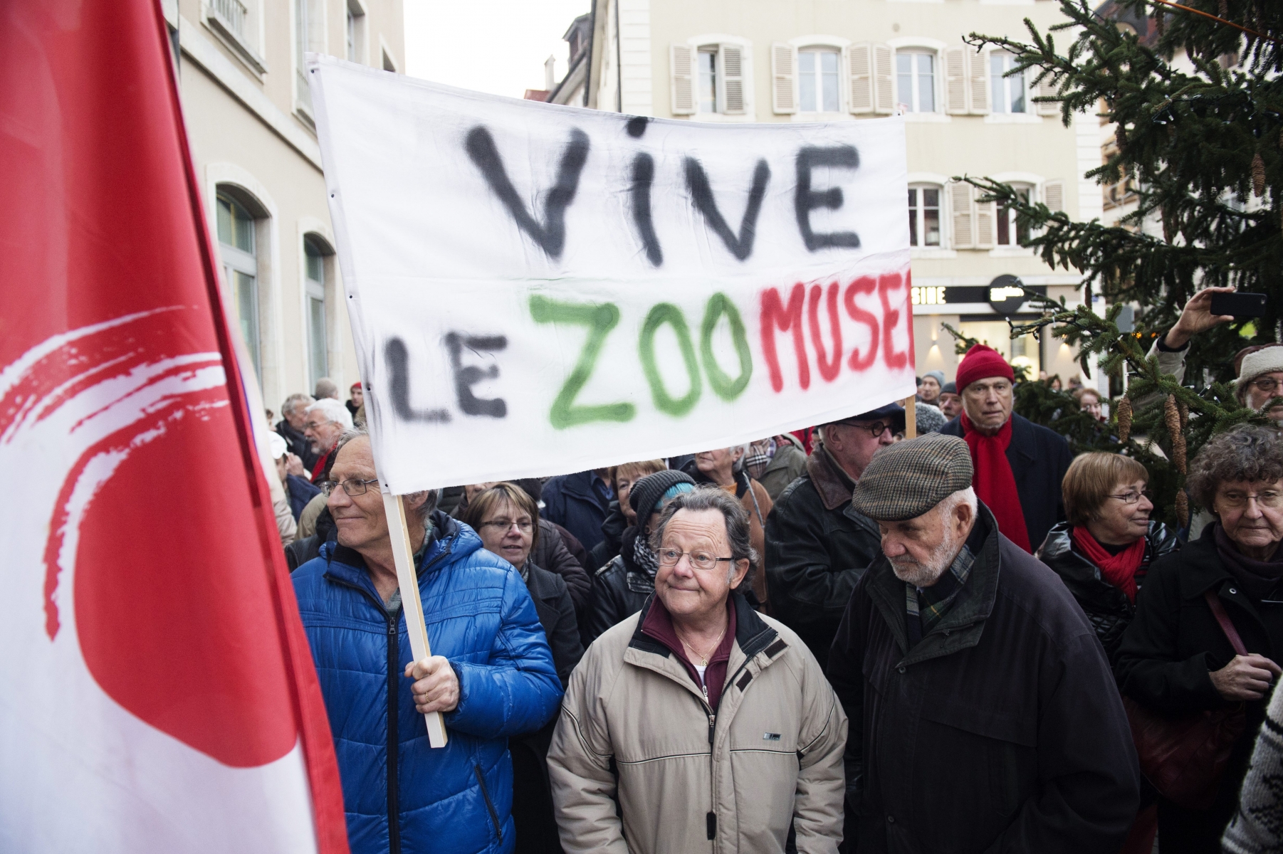 La manif pour le zoo-musée a rassemblé quelque 150 personnes devant l'Hôtel de ville.