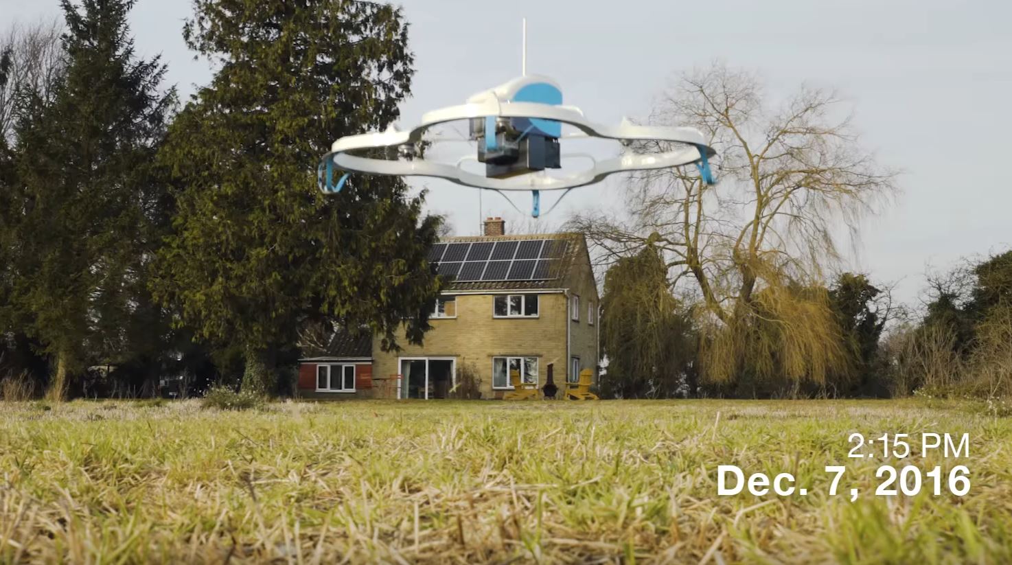 Le drone est capable de transporter une charge de 2,3 kilos de manière totalement autonome du dépôt à votre domicile.
