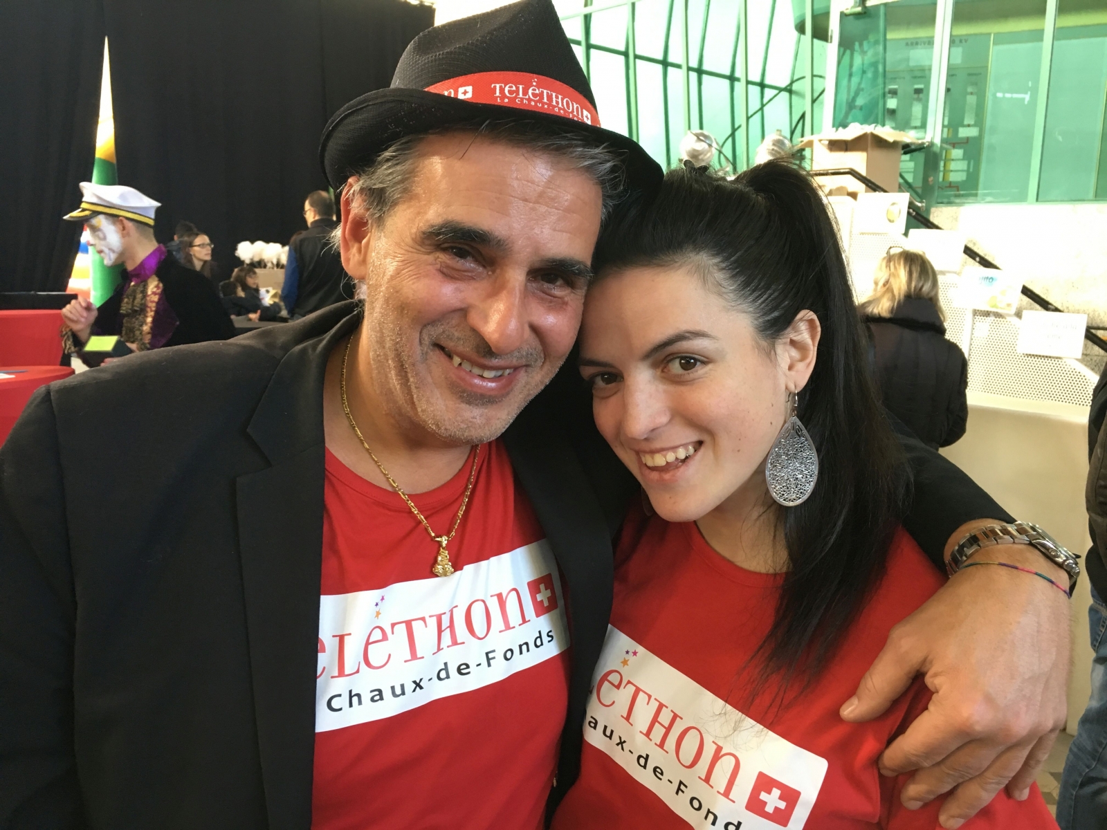 Charlène, atteinte de mucoviscidose et marraine du Téléthon 2016 à La Chaux-de-Fonds, avec Daniel Carlino, coorganisateur de l'événement avec son fils Dylan.
