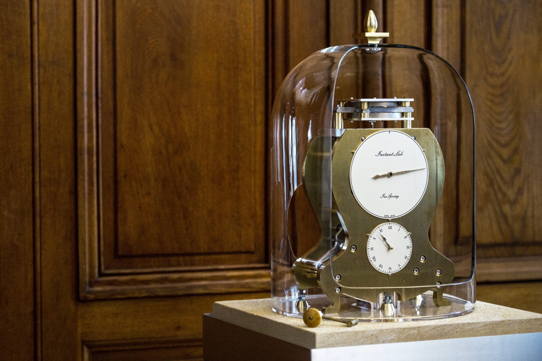 Le premier prototype de pendule comprenant le mouvement Isospring (visible en haut de l'horloge).