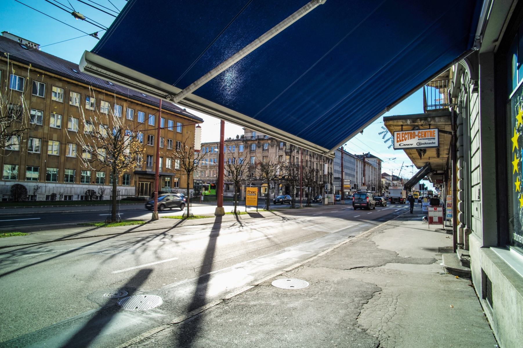 Situés sur l'avenue Léopold-Robert à La Chaux-de-Fonds, les commerçants aimeraient voir des places de parc créées sur l'allée centrale.