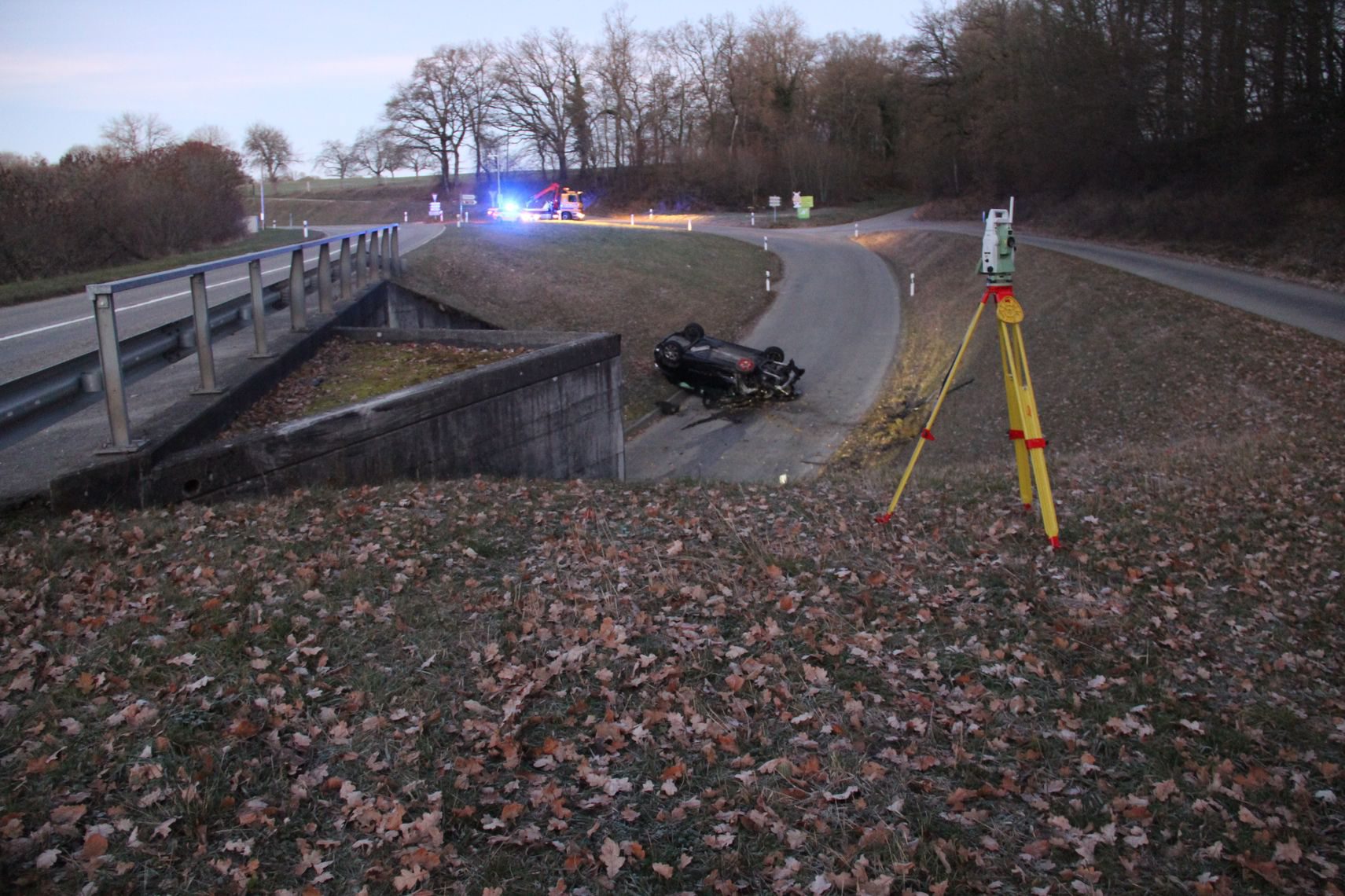 Grièvement blessé, le conducteur a dû être héliporté par la Rega.