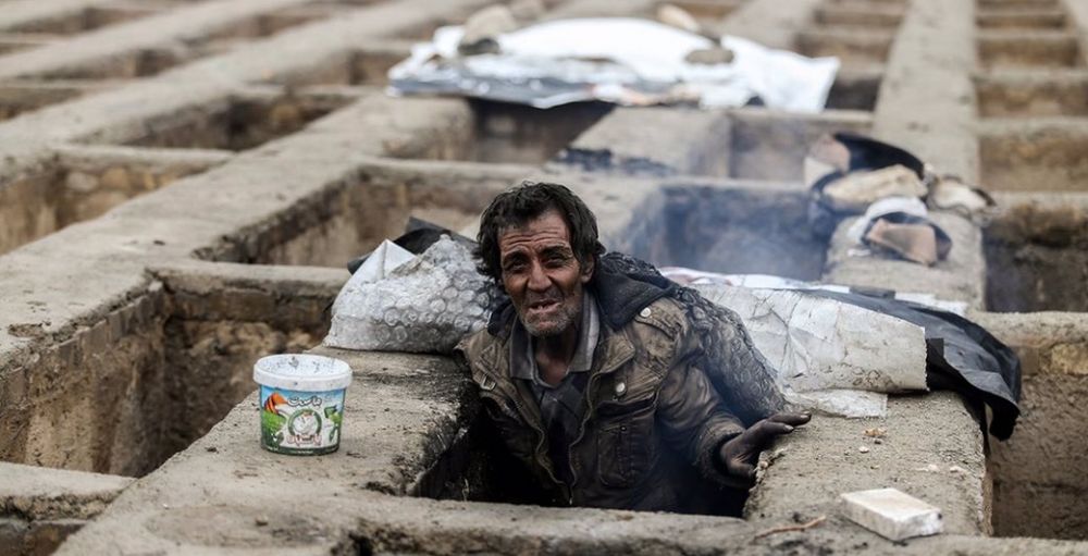 Les sans-abri se sont réfugiés dans des tombeaux creusés à l'avance dans un cimetière proche de Téhéran.