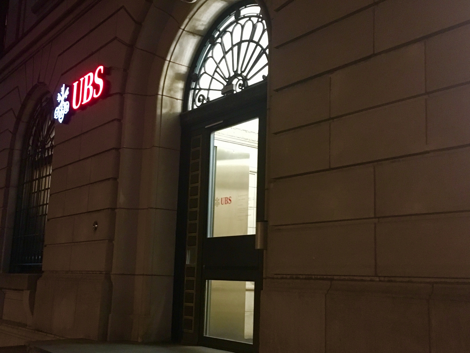 En soirée, les barrières placées autour de l'UBS ont été enlevées.