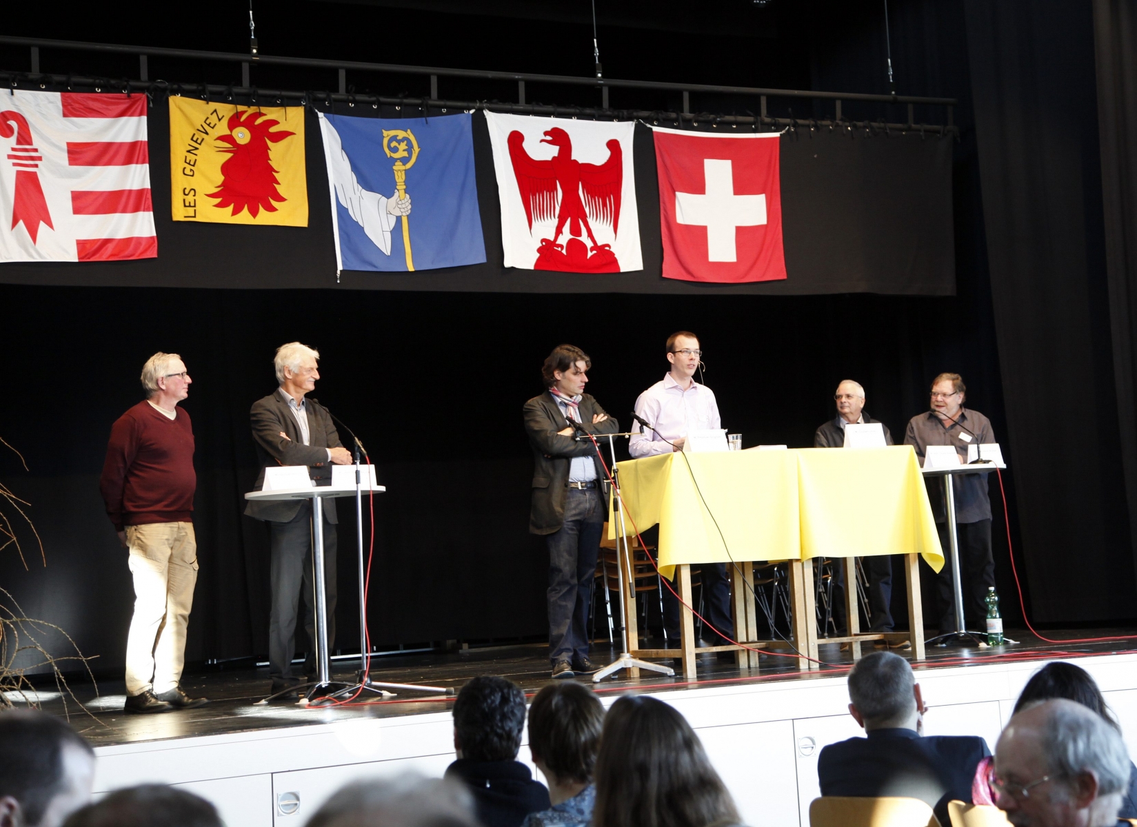 Les participants à la table ronde organisée vendredi à Montfaucon. On reconnaît, en 2e depuis la gauche, l'ancien ministre Jean-Pierre Beuret, un militant franc-montagnard de la première heure.