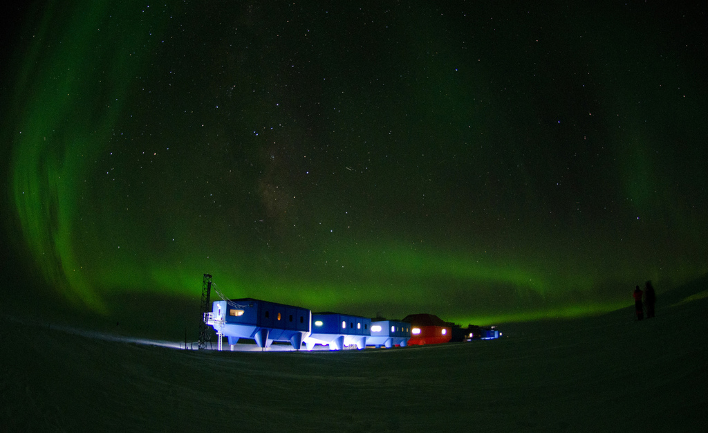 La station de recherches britannique Halley VI, ici surplombée par une aurore australe. 