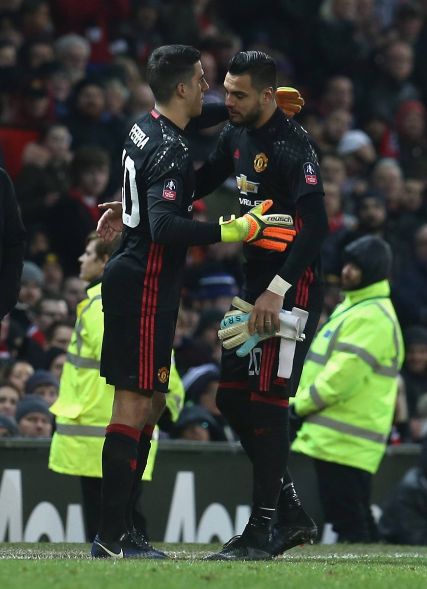 Joël Pereira (à gauche) au moment de son entrée sur la pelouse d'Old Trafford.