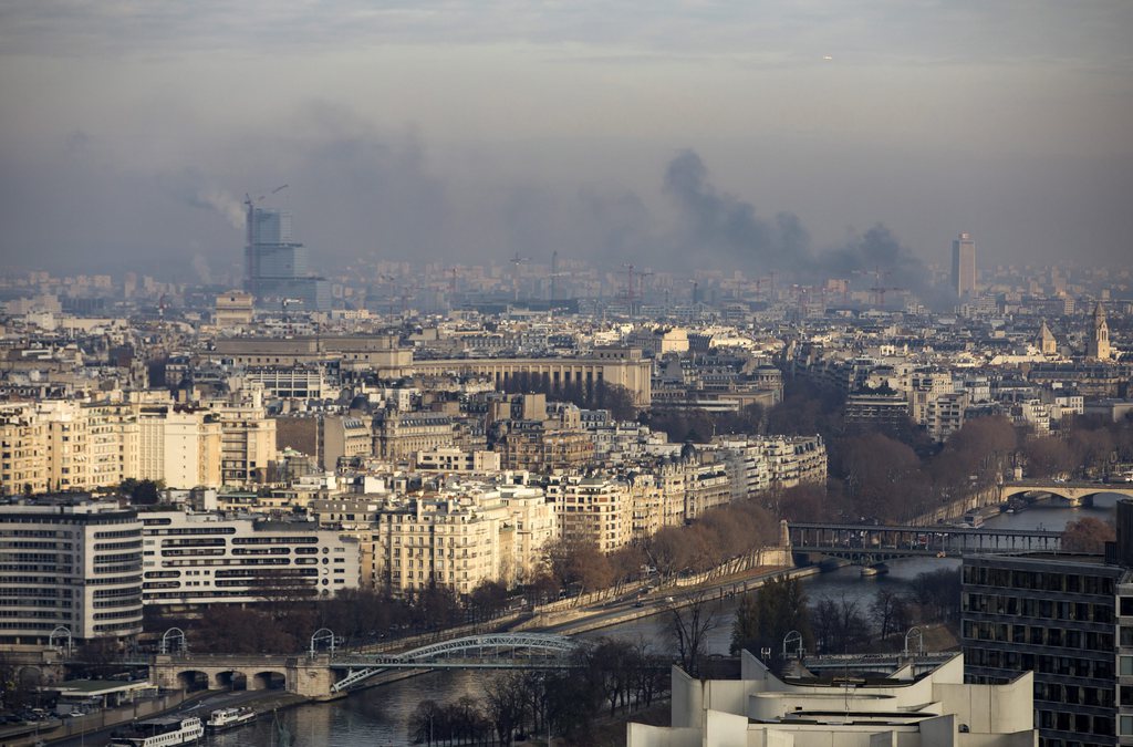 Le ciel de Paris embrumé par la pollution. 