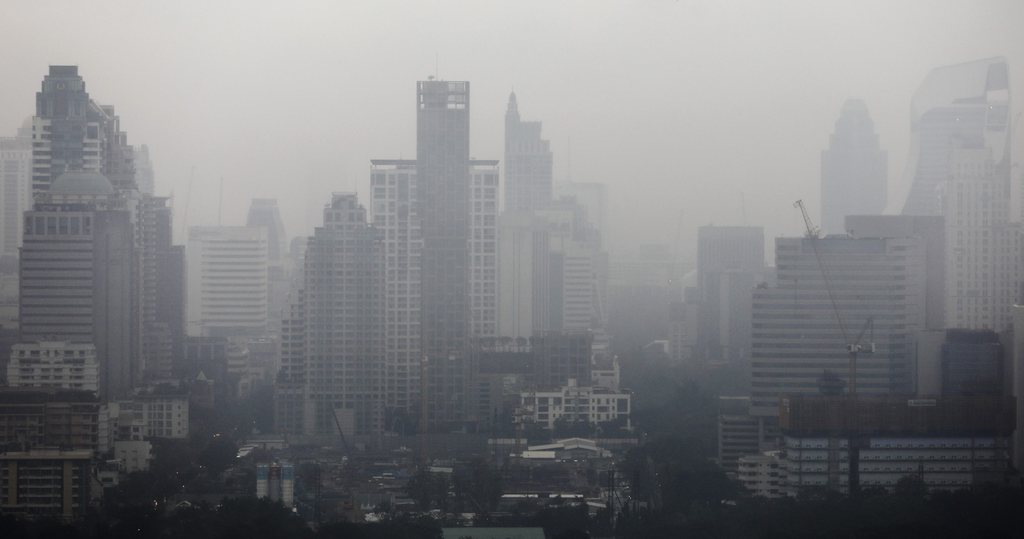 Le brouillard a envahi Bangkok, alors que le sud du pays est ravagé par des inondations.