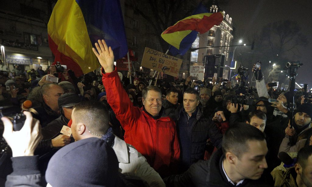 Klaus Iohannis et les protestants contre la réforme de la justice en Roumanie. 