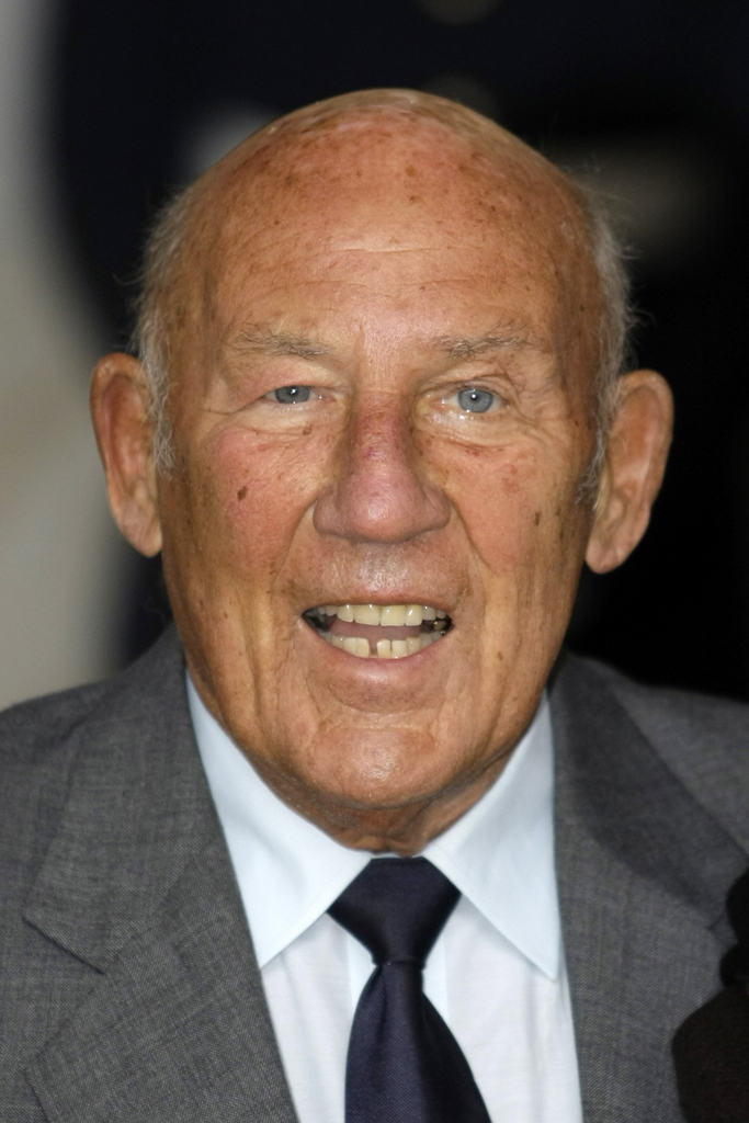 Stirling Moss est hospitalisé, à l'âge de 87 ans, pour une infection respiratoire. 