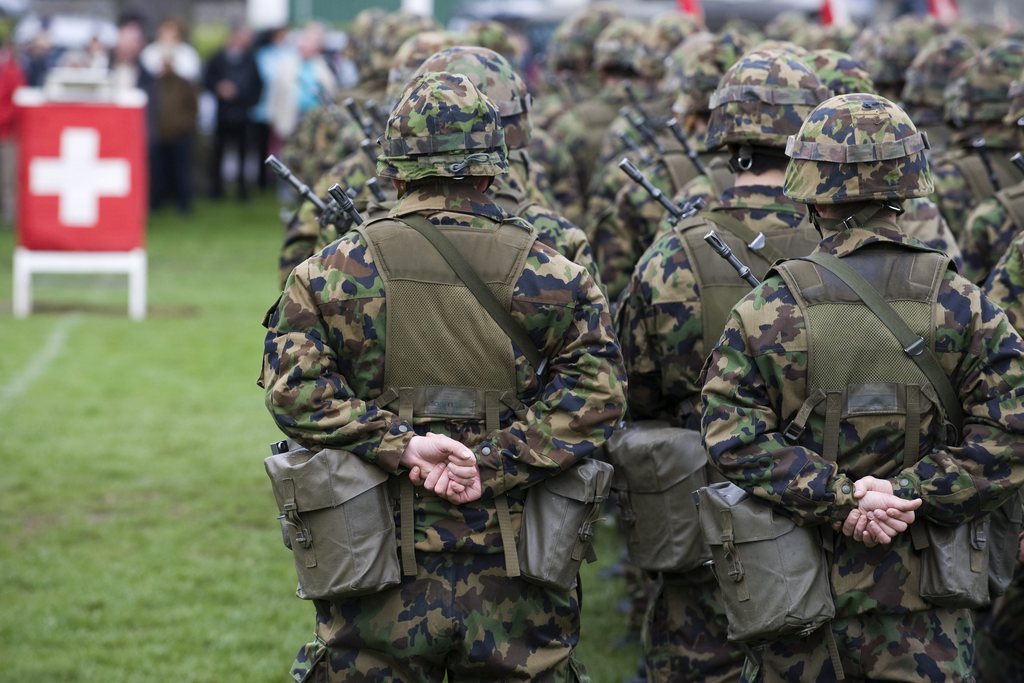 Les soldats ne patrouilleront pas à la frontière avec leur arme de service à l'épaule.