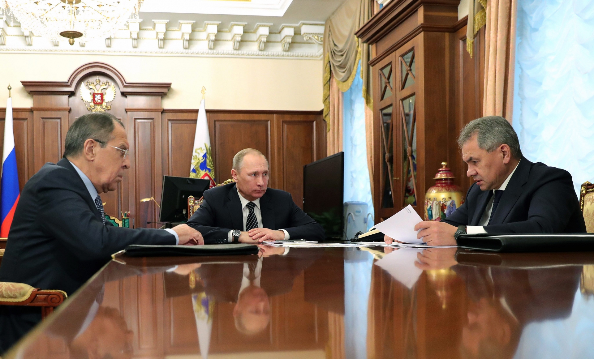 epa05690704 Russian President Vladimir Putin (C) meets with Russian Defence Minister Sergei Shoigu (R) and Russian Foreign Minister Sergei Lavrov (L) at the Kremlin in Moscow, Russia, 29 December 2016. During the meeting Sergei Shoigu said that the truce in Syria would  take effect at midnight on 30 December 2016.  EPA/MICHAEL KLIMENTYEV / SPUTNIK / KREMLIN POOL MANDATORY CREDIT RUSSIA SYRIA PUTIN TRUCE