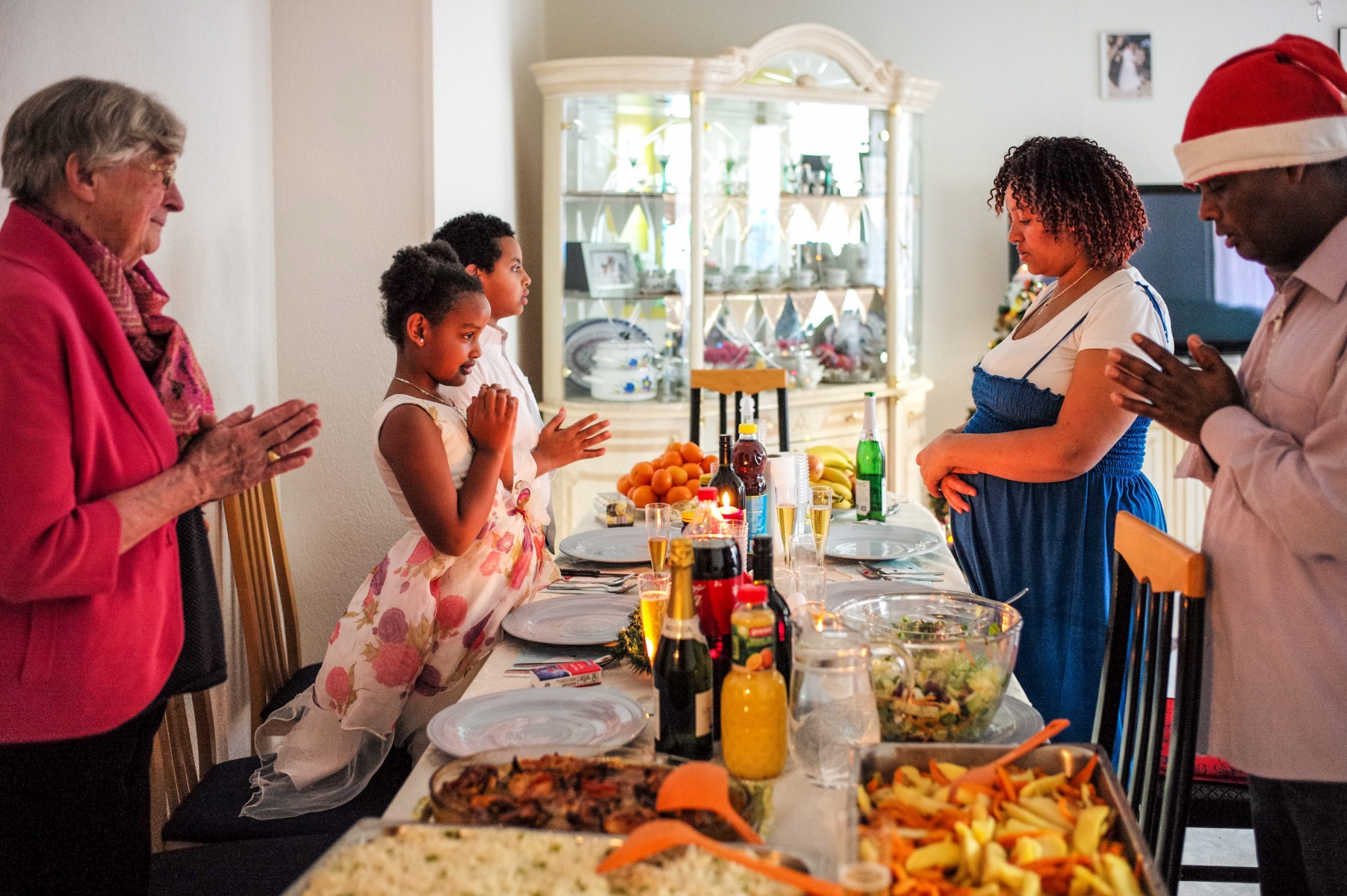 Monique Theurillat, bénévole de Noel, partage le repas d'une famille erythreenne, les Ghrebe.


LA CHAUX-DE-FONDS    25/12/2016
Photo: Christian Galley