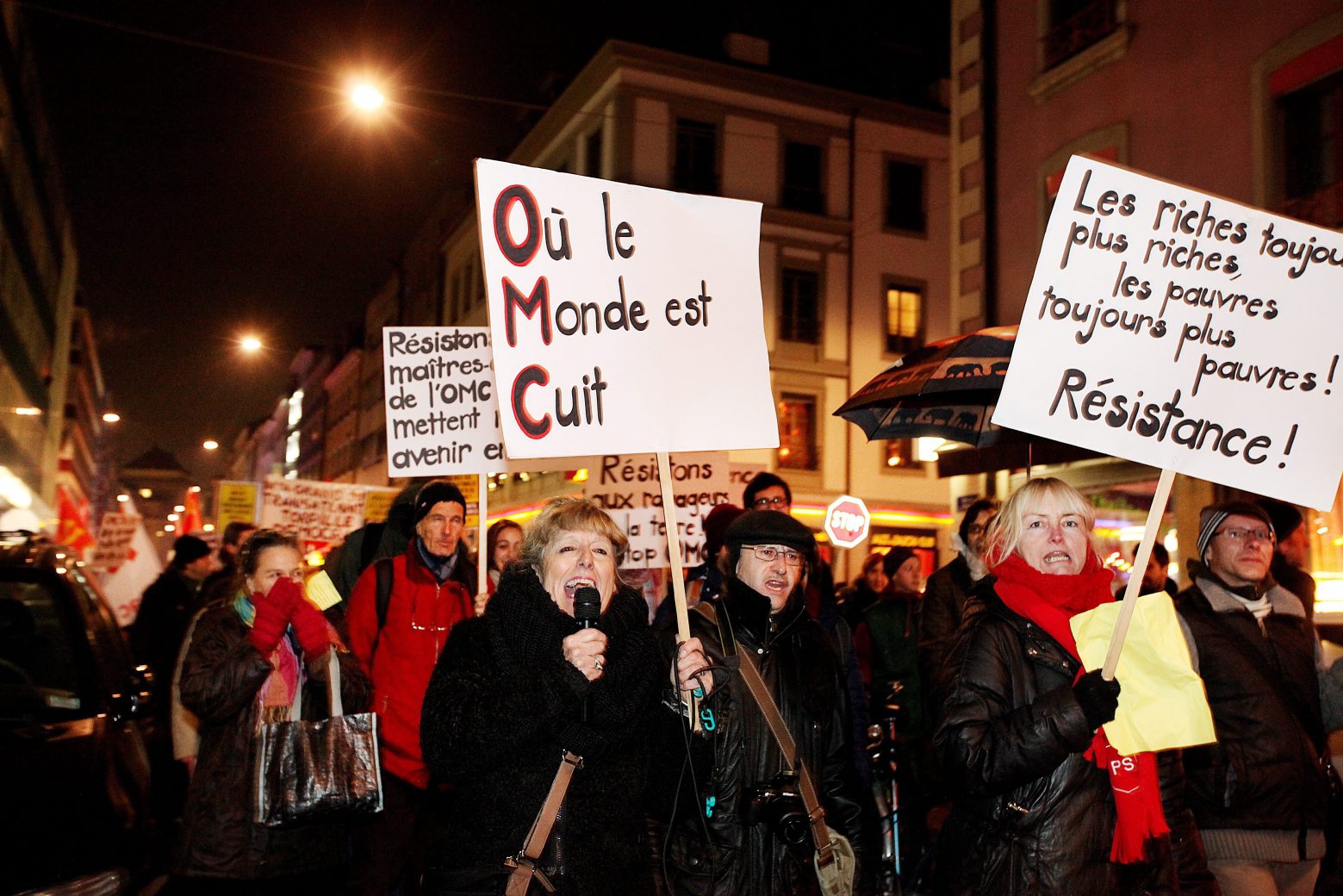 Environ 400 personnes ont manifeste ce mardi soir, 3 decembre 2013, a Geneve, pour denoncer la politique de l'Organisation mondiale du commerce (OMC), dont le sommet se tient actuellement a Bali. La manifestation est partie du centre ville pour rejoindre en fin de cortege le batiment de L'OMC. (KEYSTONE/Magali Girardin) SCHWEIZ ANTI WTO KUNDGEBUNG