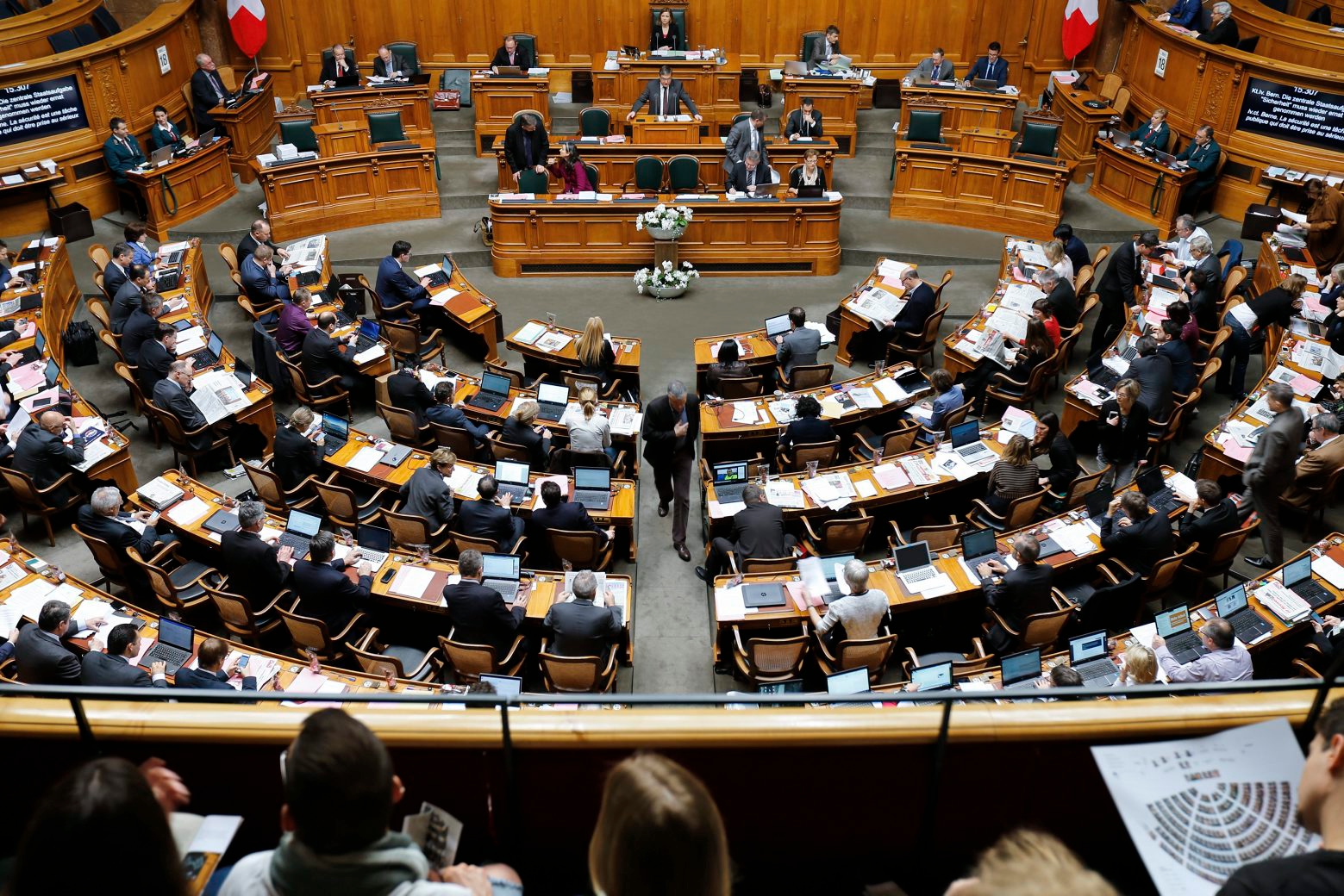 Zuschauer auf der Tribuene verfolgen die Debatte am letzten Tag der Fruehlingssession der Eidgenoessischen Raete, am Freitag, 18. Maerz 2016 in Bern. (KEYSTONE/Peter Klaunzer) SCHWEIZ SESSION NATIONALRAT