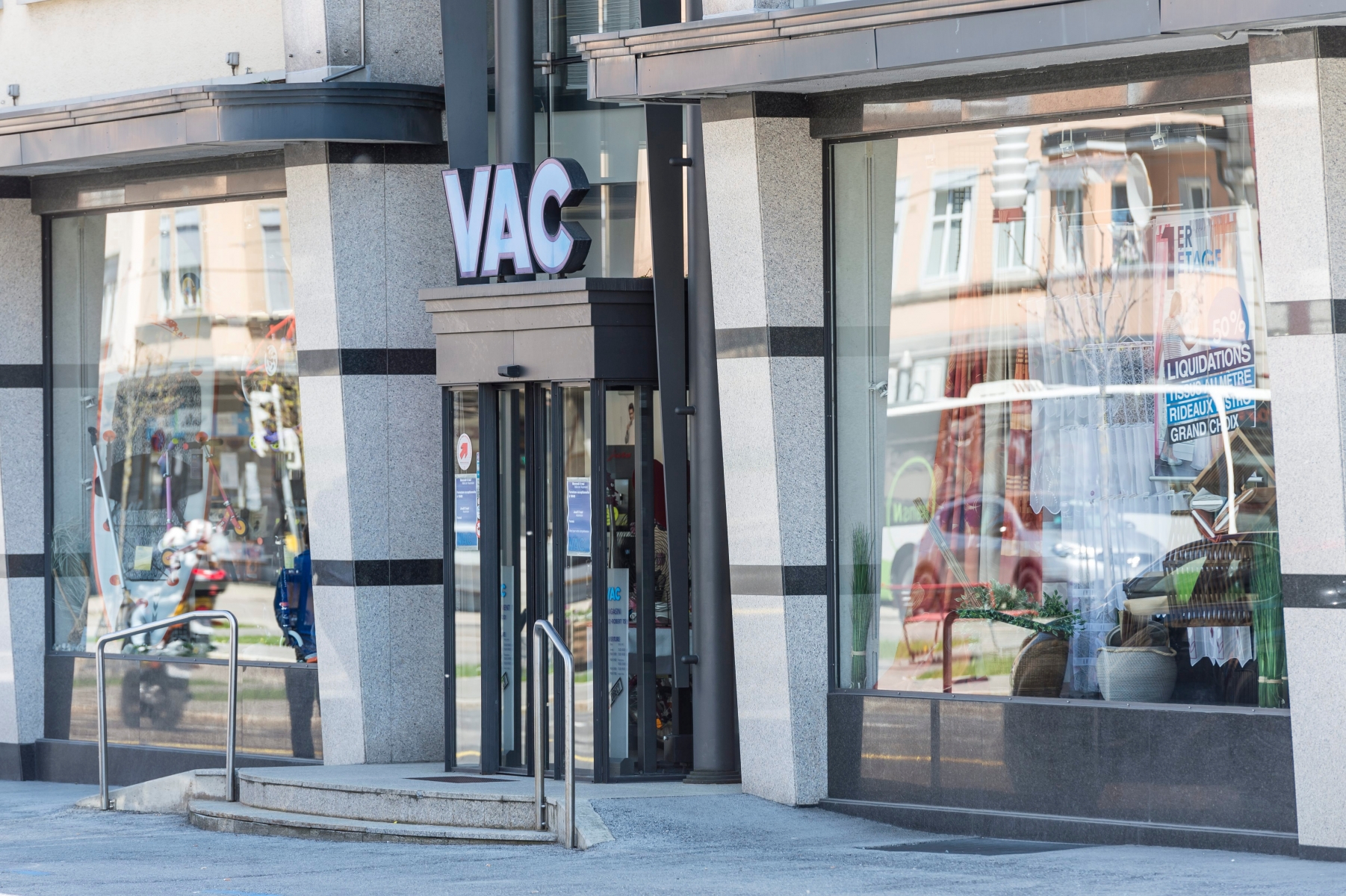 La societe VAC, un magasin de vente directe et par correspondance, installee a l'avenue Leopold-Robert 115

La Chaux-de-Fonds, le 6 mai 2016
Photo: Lucas Vuitel VENTE PAR CORRESPONDANCE