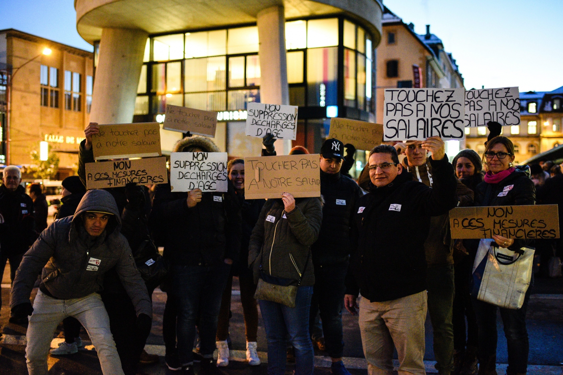 Manifestation des employes communaux en soutien a la rencontre entre le syndicat SSP et le conseil communal.

LA CHAUX-DE-FONDS           7/11/2016
PHOTO: Christian Galley LA  CHAUX-DE-FONDS