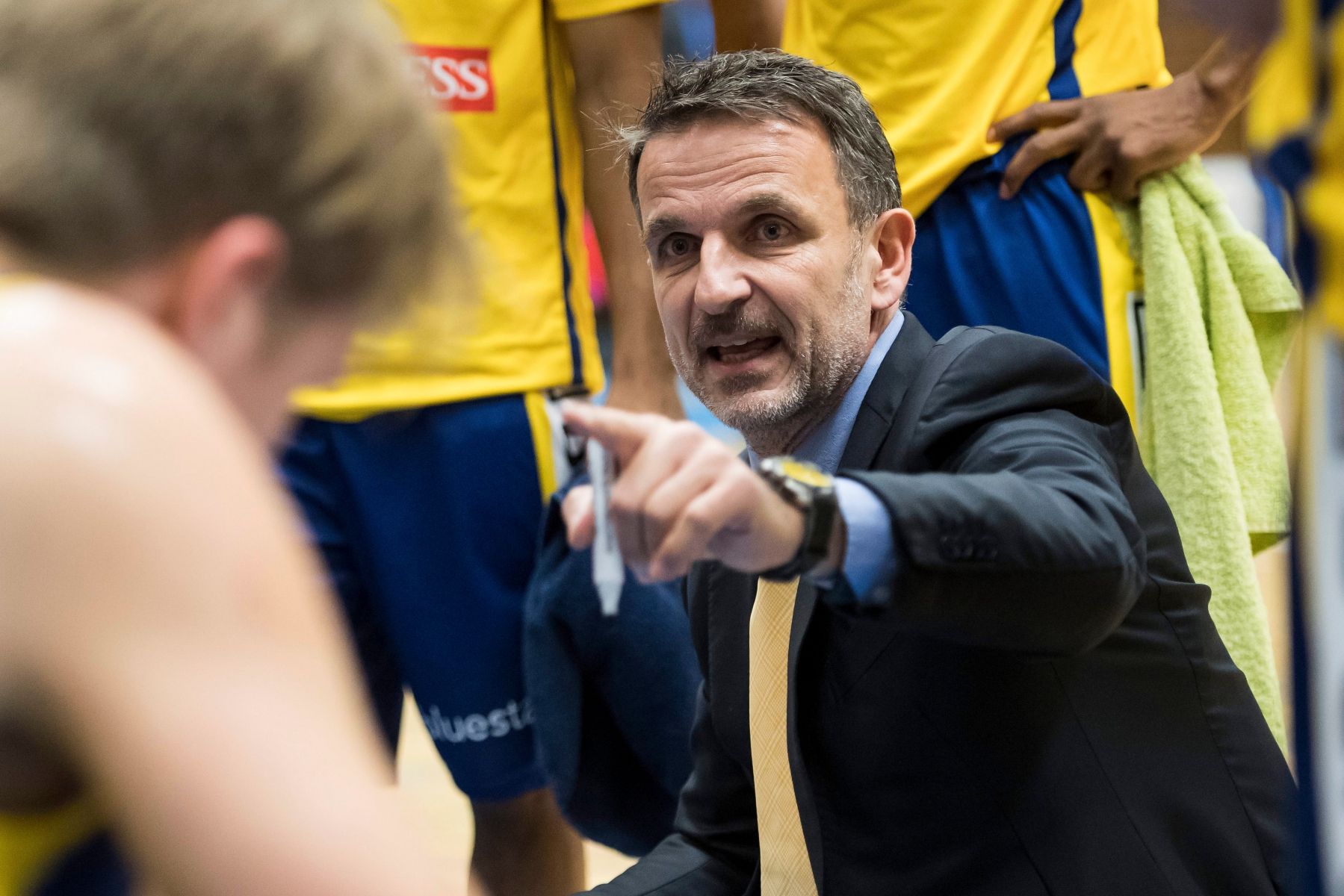 L'entraineur neuchatelois Emmanuel Schmitt, lors de la rencontre de 1/4 de finale de la coupe de suisse de basketball entre le BBC Monthey et Union Neuchatel Basket ce mercredi 30 novembre 2016 a la salle du Reposieux a Monthey. (KEYSTONE/Jean-Christophe Bott) SCHWEIZ BASKETBALL CUP MONTHEY NEUCHATEL