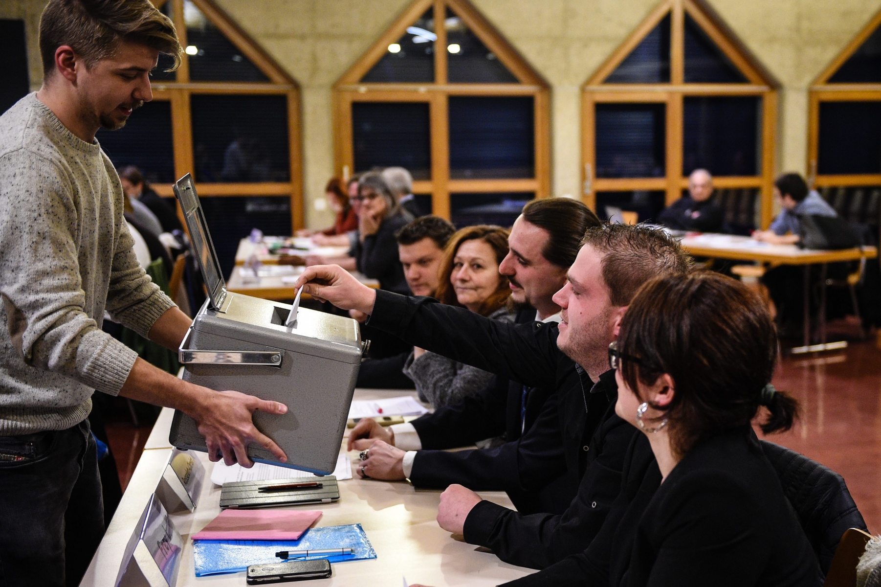 Loïc Frey, déposant un bulletin de vote, démissionne du Conseil général de Val-de-Travers et de l'UDC neuchâteloise. Il conserve son mandat au Grand Conseil neuchâtelois.