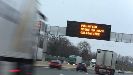 En France voisine, la pollution aux particules fines a amené un certain nombre de mesures, parmi lesquelles une vitesse inférieure de 20km/h à celle habituelle sur certaines routes.
