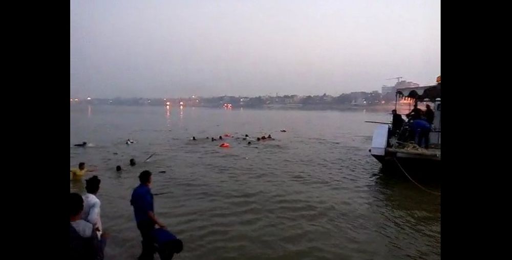 L'embarcation a chaviré près de la rive, certains des passagers ont pu nager jusqu'à terre.