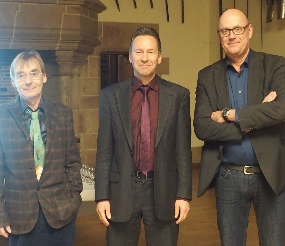 Le conseiller d'Etat Alain Ribaux, entouré des présidents des conseils des deux fondations, François Dubois (à droite) et Yves Grandjean (à gauche).