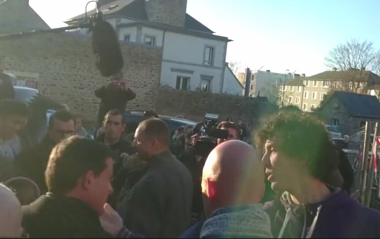 Un jeune homme a tenté de gifler mardi l'ex-Premier ministre français Manuel Valls alors qu'il était en déplacement à Lamballe, dans les Côtes d'Armor.