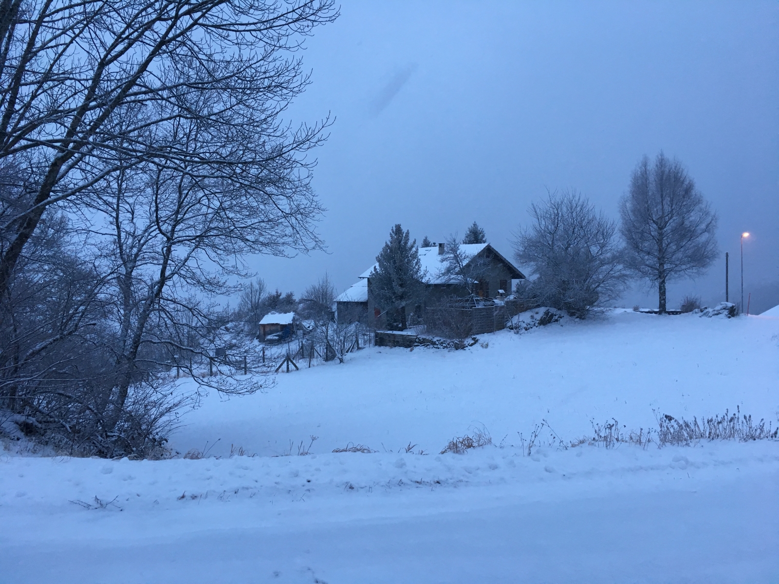 Quelques centimètres de neige supplémentaires ont été relevés en altitude.