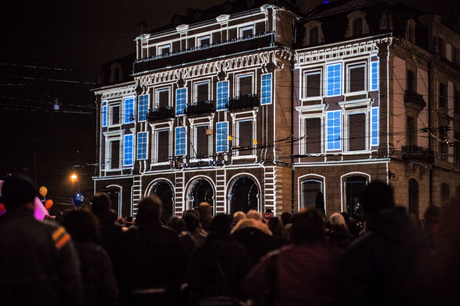 Les Neuchâtelois se sont rassemblés sur la place Pury pour admirer le spectacle projeté sur le siège de la BCN.