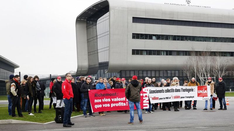 Le syndicat et le personnel de Richemont manifestent contre les suppressions d’emploi.