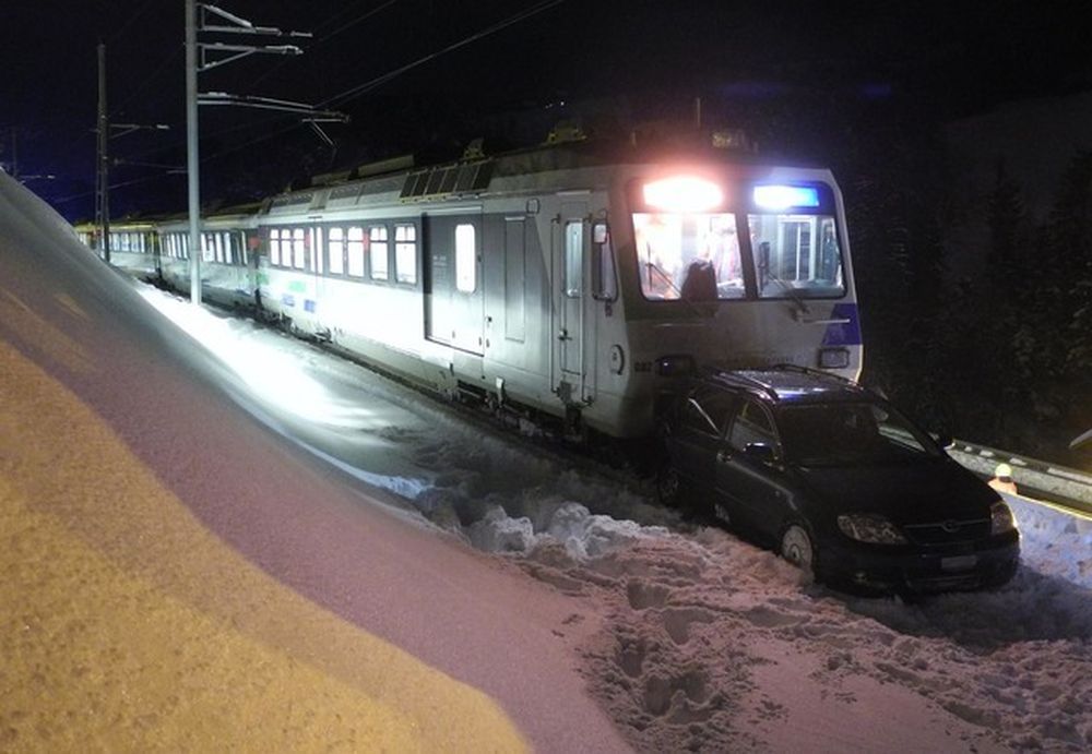 Le train a poussé la voiture sur plus de 150 mètres avant d'être complètement à l'arrêt.