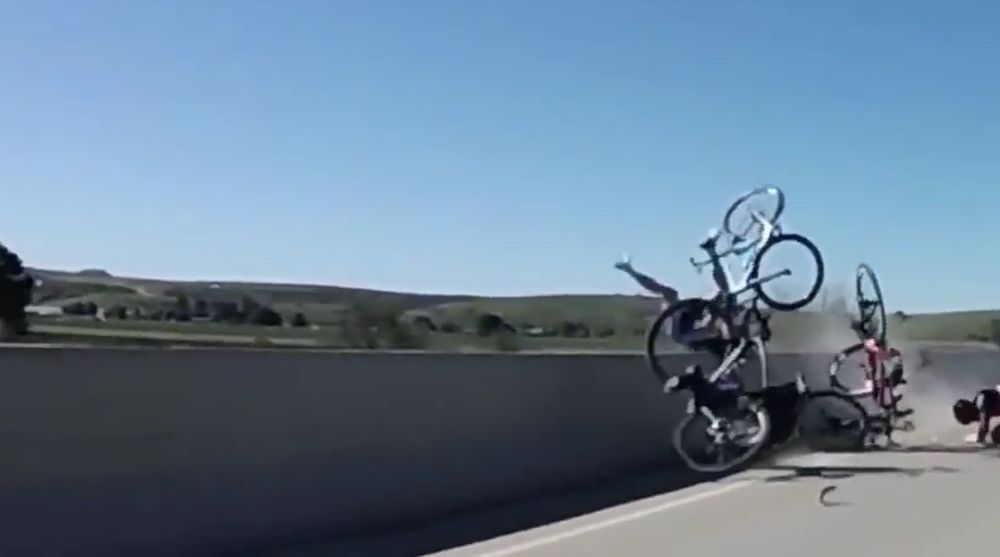 Le cycliste et projeté par-dessus le muret. Heureusement, seul son vélo va tomber dans le lit desséché de la rivière.