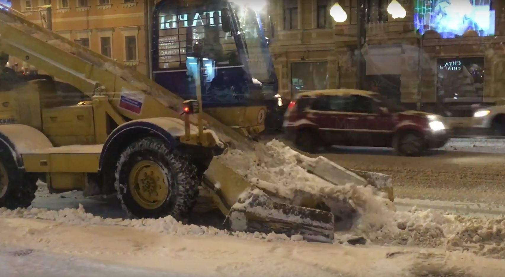 La machine est équipée de deux bras métalliques qui aspirent la neige.