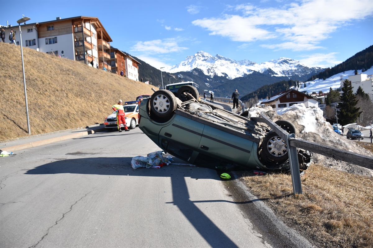 La voiture a fait un tonneau en chutant sur une route secondaire avant de s'immobiliser sur le toit après avoir traversé la chaussée.