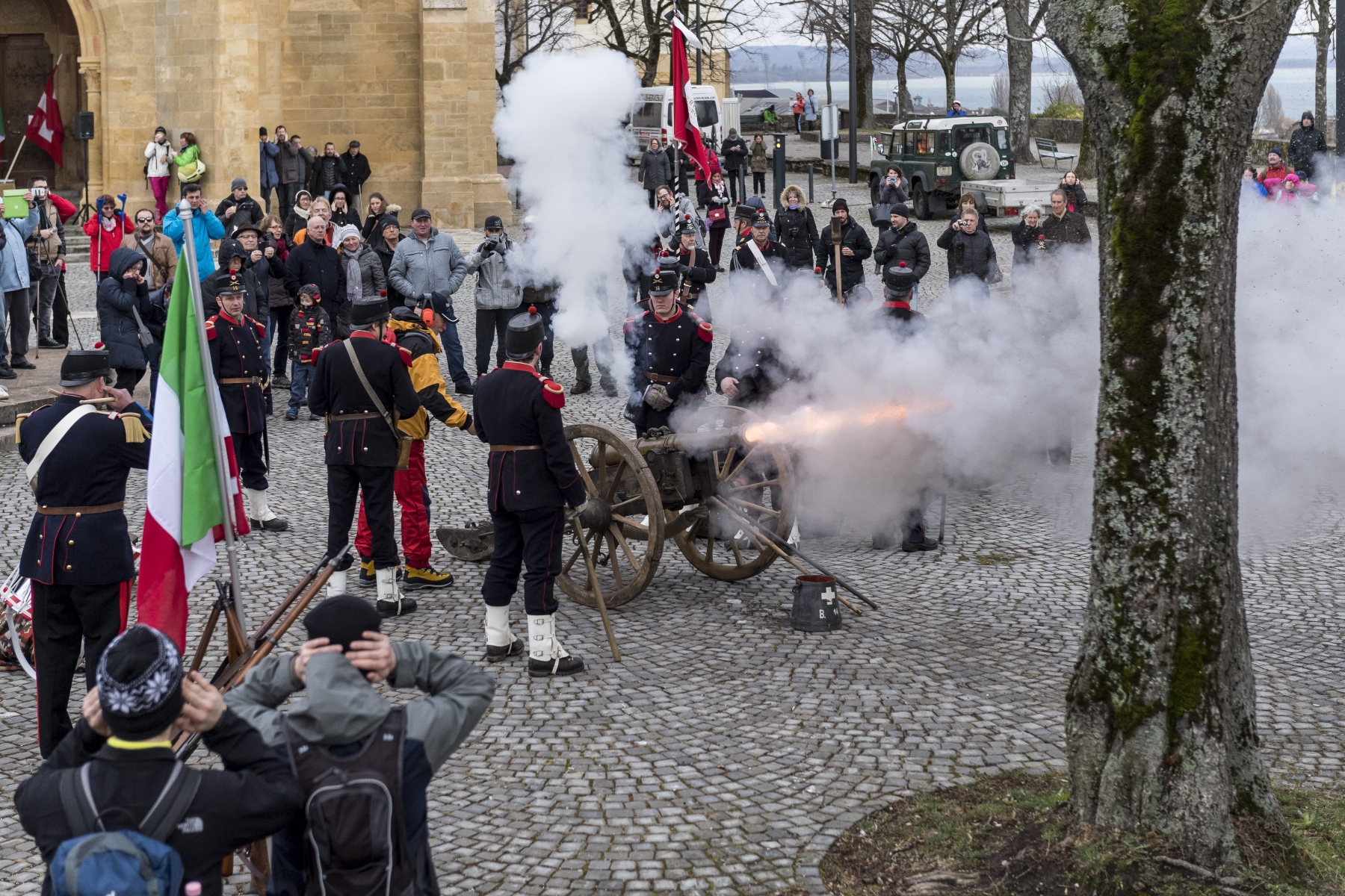 Plusieurs coups de canon ont été tirés depuis le parvis de la Collégiale de Neuchâtel, au terme de la marche du 1er Mars.