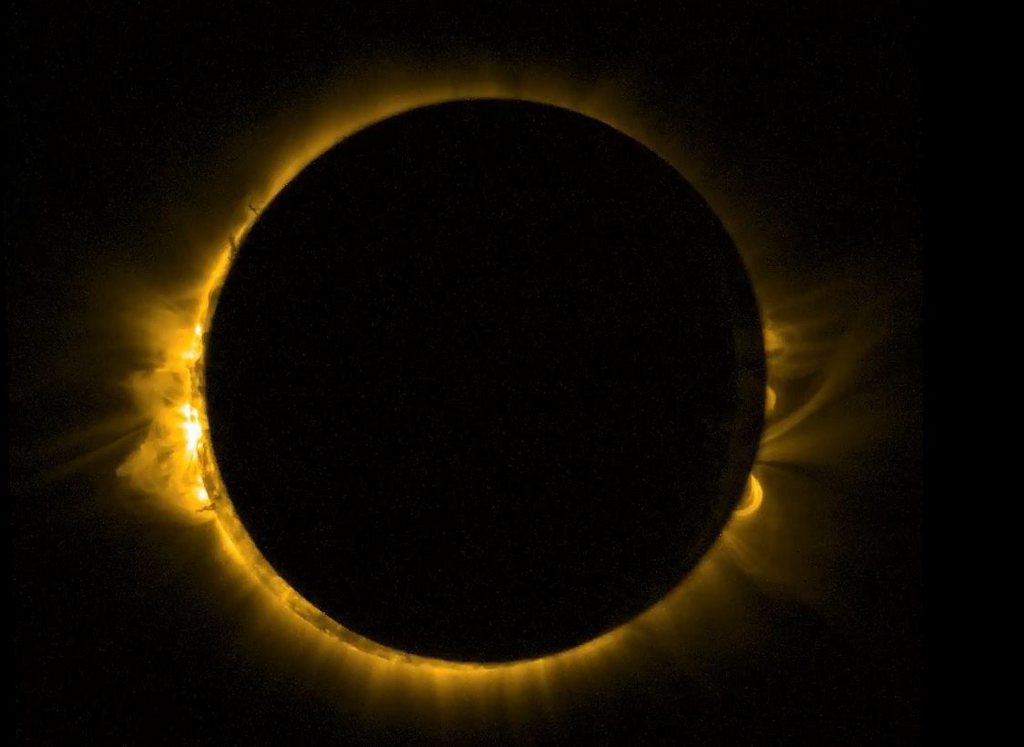 La lune devait mettre deux heures à traverser le soleil mais l'éclipse annulaire, elle, n'est visible qu'environ une minute. (illustration)