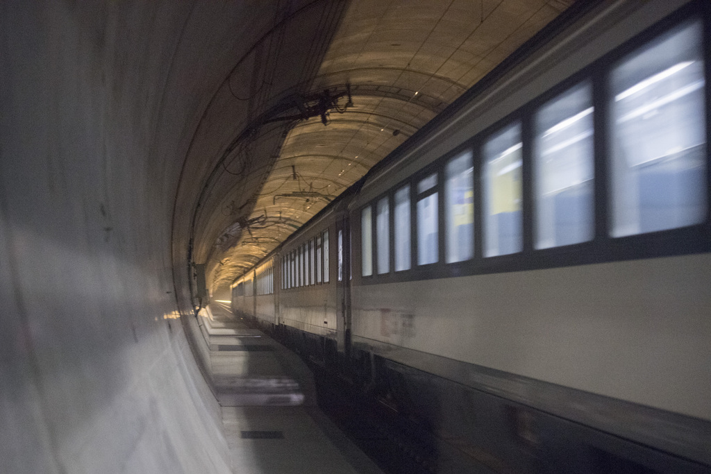 Ein Personenzug durchquert den Gotthard-Basistunnel bei Amsteg, beobachtet vom neuen Erlebnisfenster beim Zwischenangriffsstollen bei Amsteg, am Montag, 31. Januar 2017. Das Erlebnisfenster gehoert zur neusten Touristenattraktion von Uri Tourismus und ist Teil einer zweistuendigen Gotthardtunnel Erlebnis-Tour. Die Fuehrungen werden ab dem 1. Februar zweimal taeglich durchgefuehrt. (KEYSTONE/Urs Flueeler)