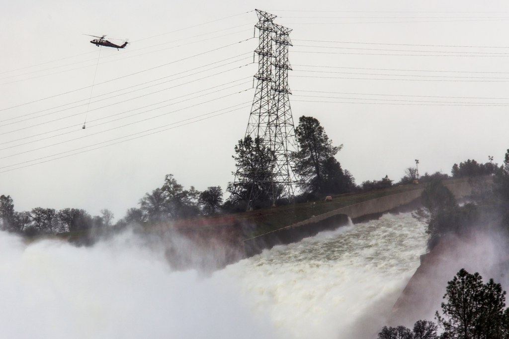 Le réservoir du barrage d'Oroville, situé à 120 km au nord de Sacramento est plein à ras bord après des semaines de fortes pluies.