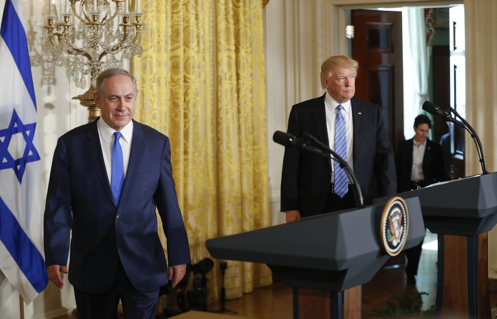 Recevant pour la première fois à la Maison blanche le Premier ministre israélien Benjamin Netanyahu, Donald Trump a réaffirmé la ligne traditionnelle préconisée à Washington.