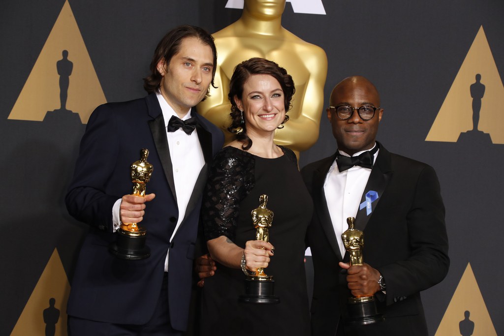 De gauche à droite: Jeremy Kleiner, Adele Romanski, et le réalisateur Barry Jenkins, ont décroché l'Oscar du meilleur film avec "Moonlight".