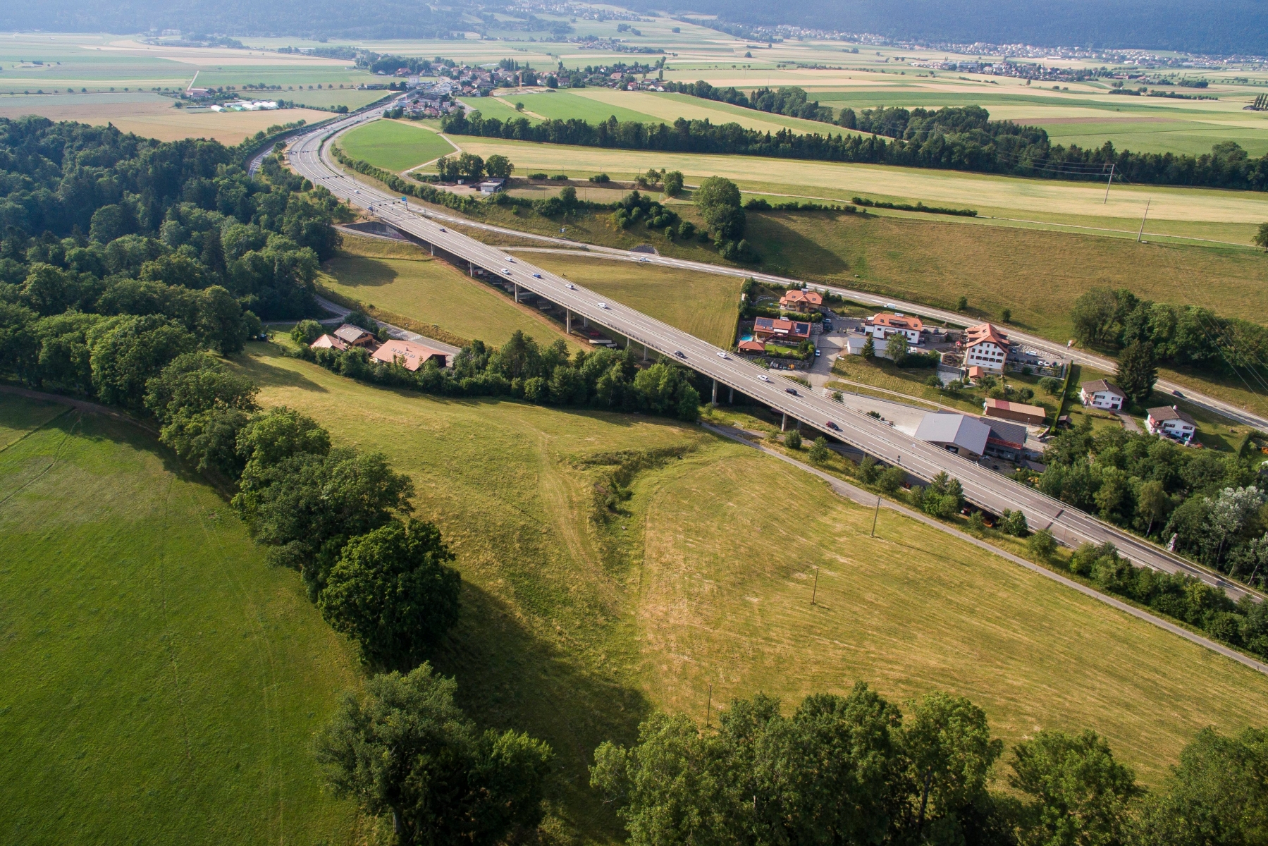 Vue aerienne du pont de Valangin et de la H20

Valangin, le 05.07.2015
Photo : Lucas Vuitel  PONT DE VALANGIN