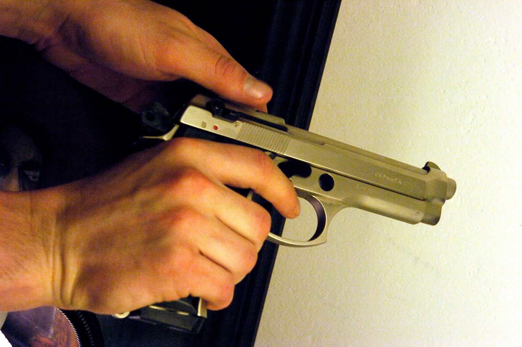 Arme de poing automatique 

Neuchatel 22 02 2008
Photo R Leuenberger ARME DE POING AUTOMATIQUE