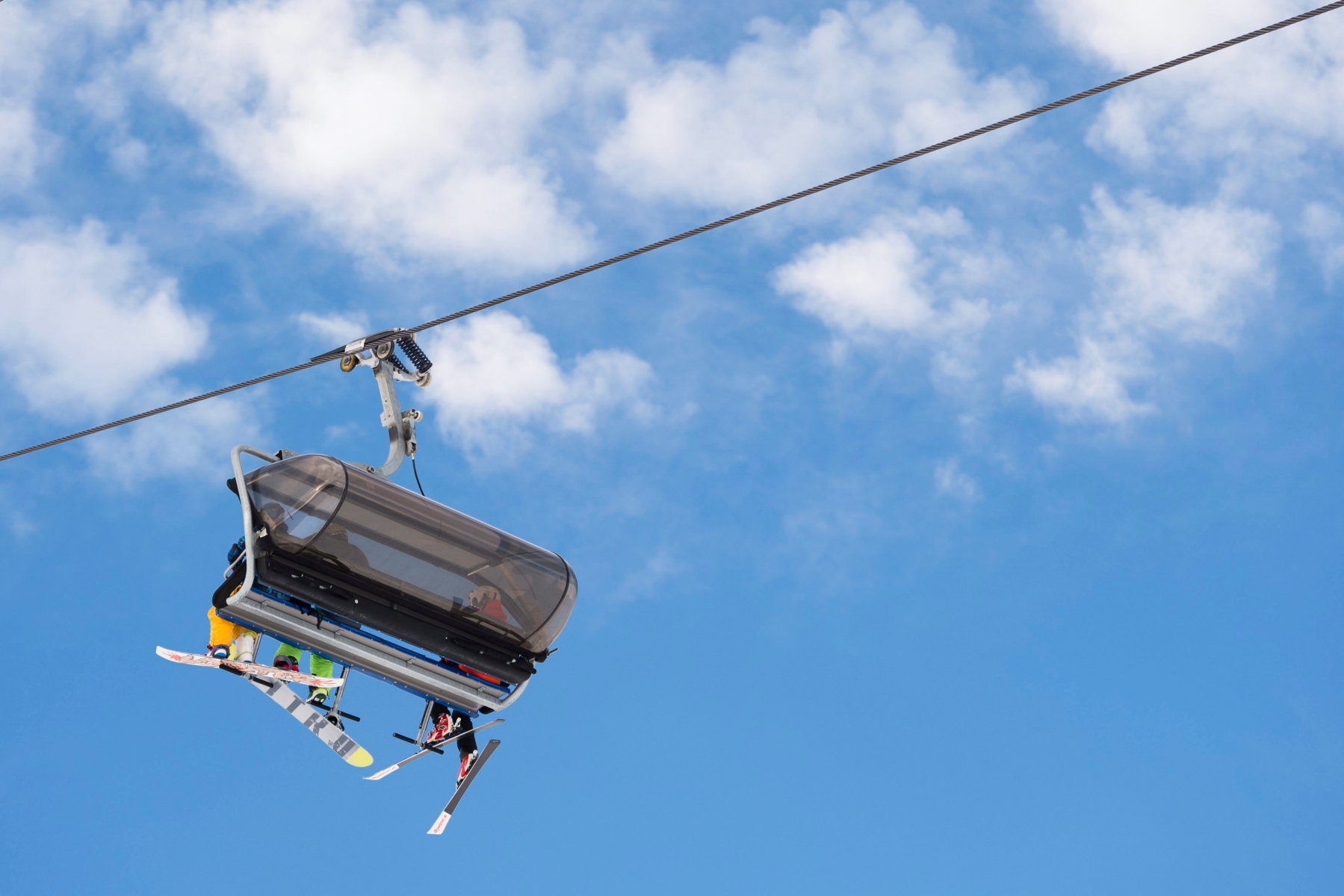 Menschen nehmen einen Sessellift auf den Crap Sogn Gion, waehrend den Skiferien im Skigebiet Flims Laax Falera, am Montag, 22. Februar 2016, in Laax. (KEYSTONE/Gian Ehrenzeller) SCHWEIZ SKIFERIEN SKI WINTERSPORT