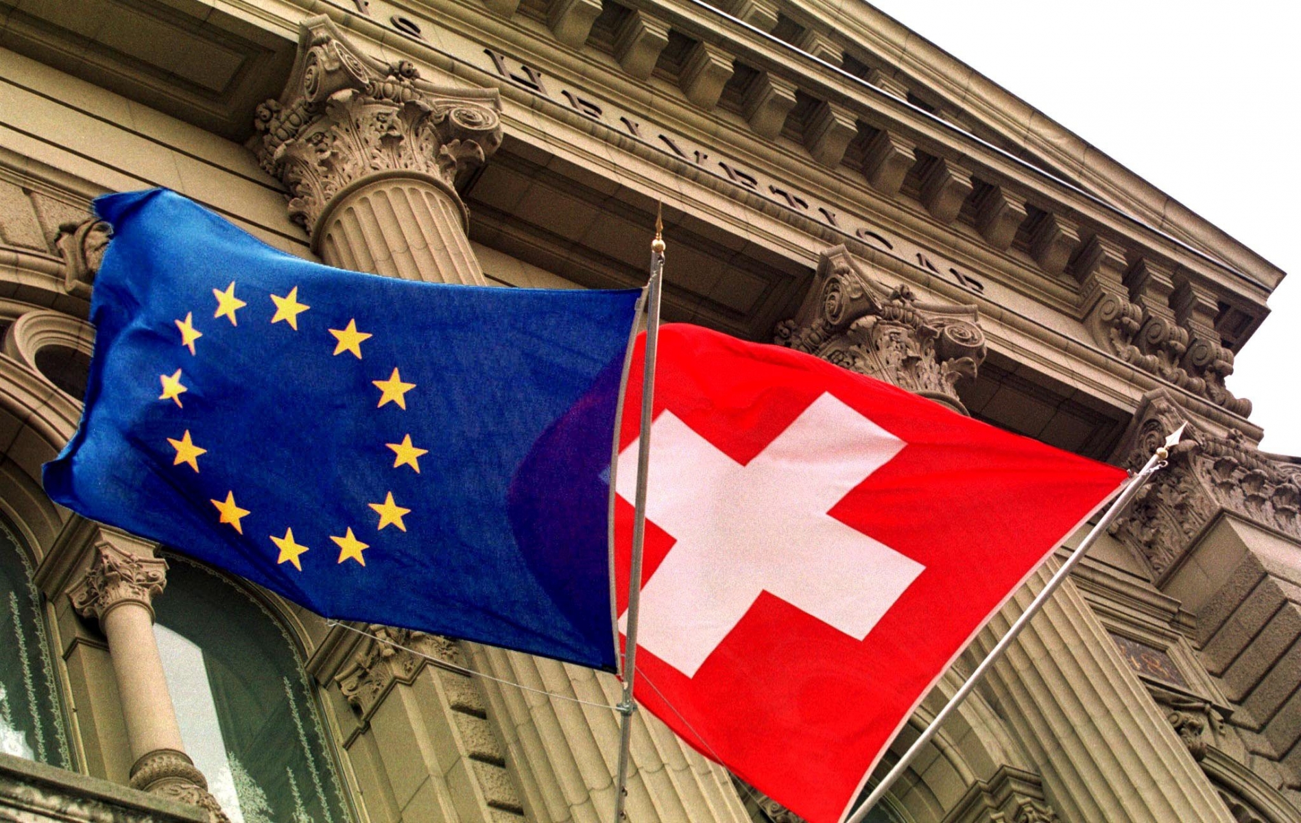 Bilaterales: un drapeau europeen et un drapeau suisse flottent devant le palais federal , le 5 mars 1998.
(KEYSTONE/Alessandro della Valle) DRAPEAU
