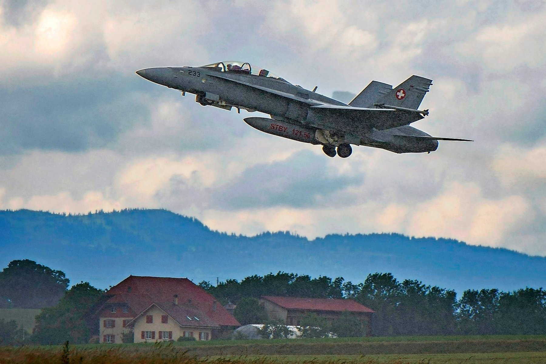 Avion militaire F/A-18 au dv©collage sous la pluie.
Photo Lib/Alain Wicht, Payerne, le 01.06.2015 F/A-18 au dvÉ¬©collage