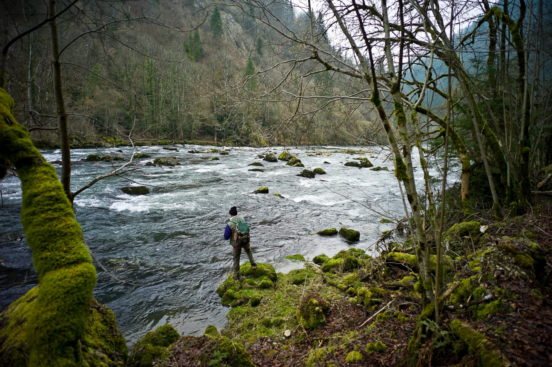 Les pêcheurs doivent rester sur les berges et ne pas pénétrer dans le lit de la rivière pour pratiquer leur activité sur le Doubs.