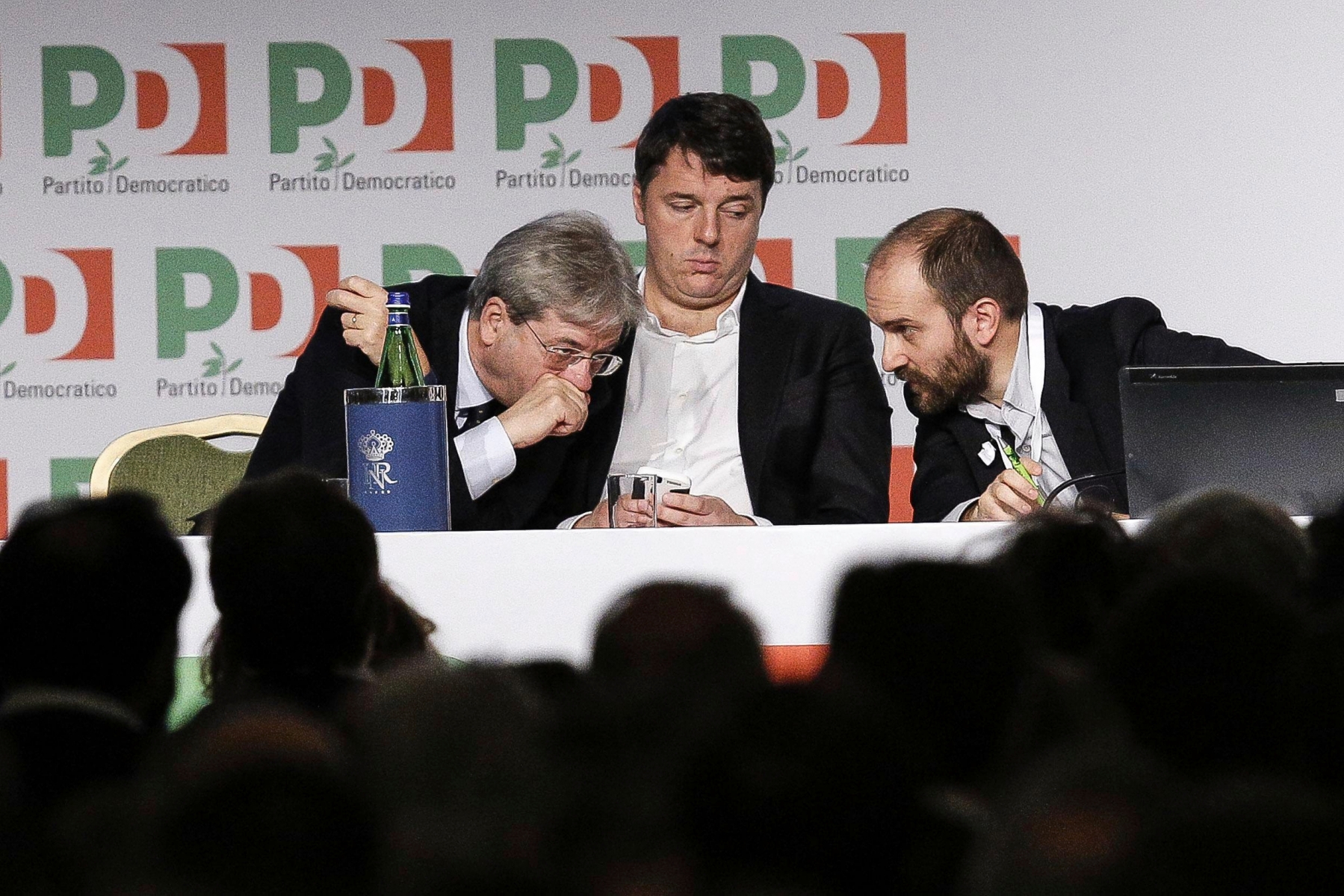 epa05803660 Italian Premier Paolo Gentiloni (L), former Italian Premier Matteo Renzi (C) and President of the Democratic Party Matteo Orfini (R) in discussions at the PD (Democratic Party) assembly at 'Hotel Parco dei Principi in Rome, Italy, 19 February 2017. The PD (Democratic Party) met to discuss the future of the PD party.  EPA/GIUSEPPE LAMI ITALY PARTIES
