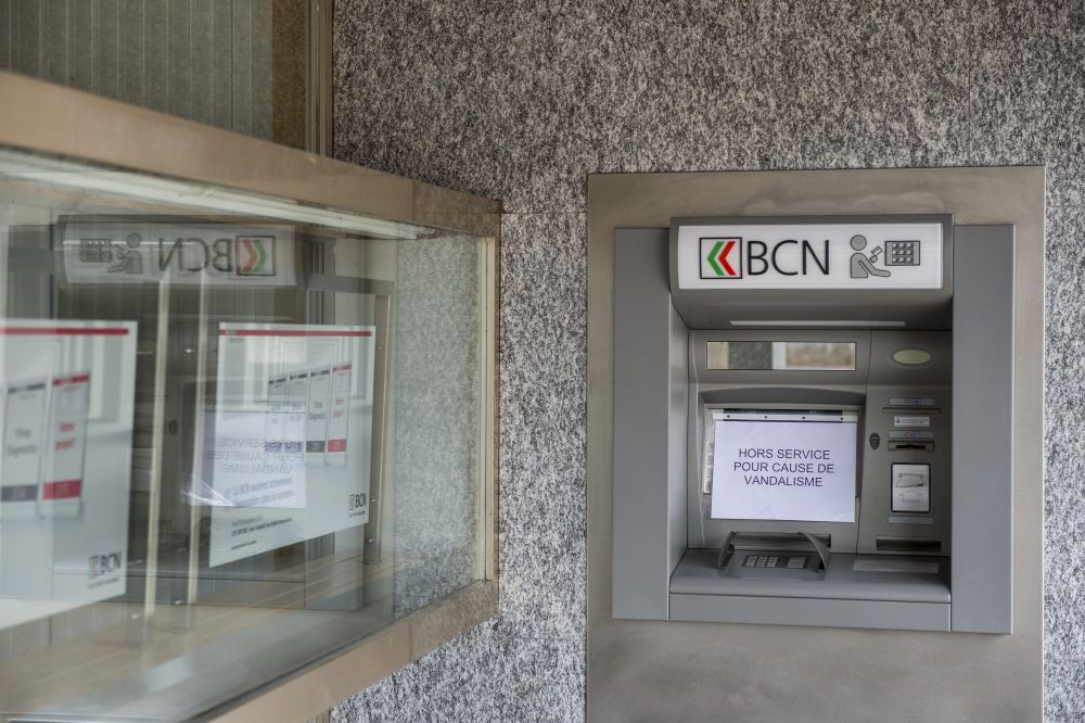 Le bancomat de la succursale de la BCN des Verrières a été mis hors service après avoir été vandalisé. 